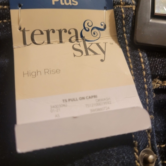 Terra and Sky Women's plus size distressed blue jeans size 1X - Picture 4 of 4